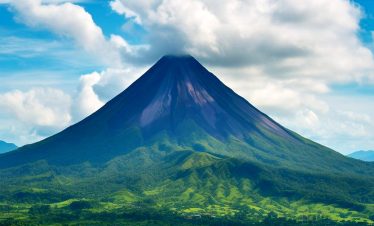 Le volcan Arenal dans la plaine de San Carlos