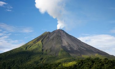 Le volcan Arenal et son panache de gaz