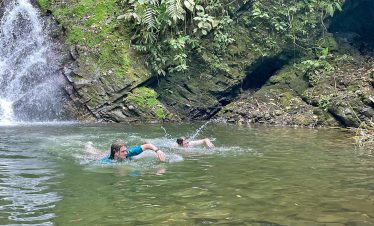 Baignade dans le Rio Paquare au Costa Rica
